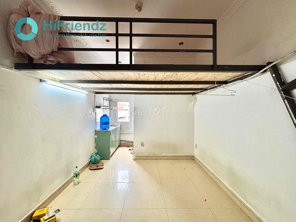 The window room has an elevator next to the fpt, a clear bridge.