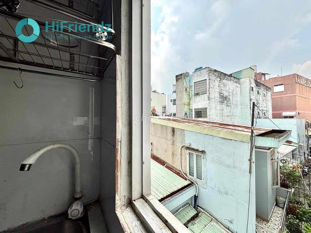 The window room has an elevator next to the fpt, a clear bridge.