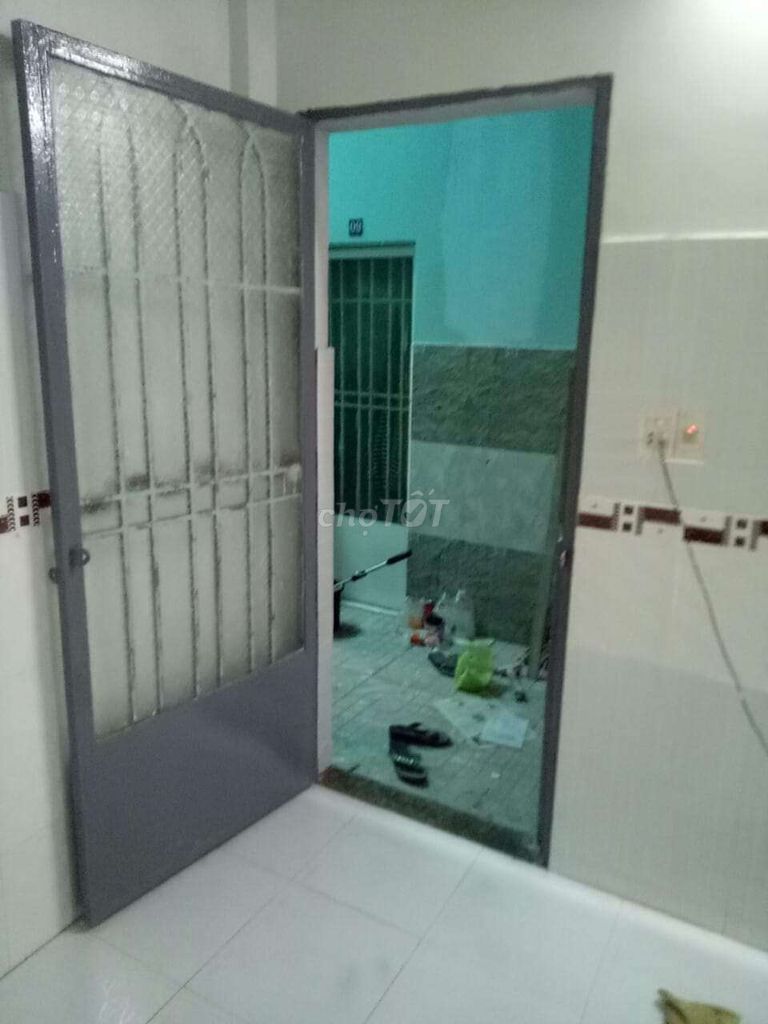 Cheap motel near spring-rich market.