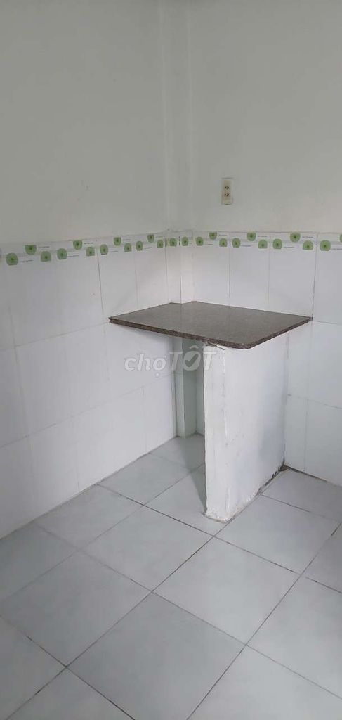 Cheap motel near spring-rich market.