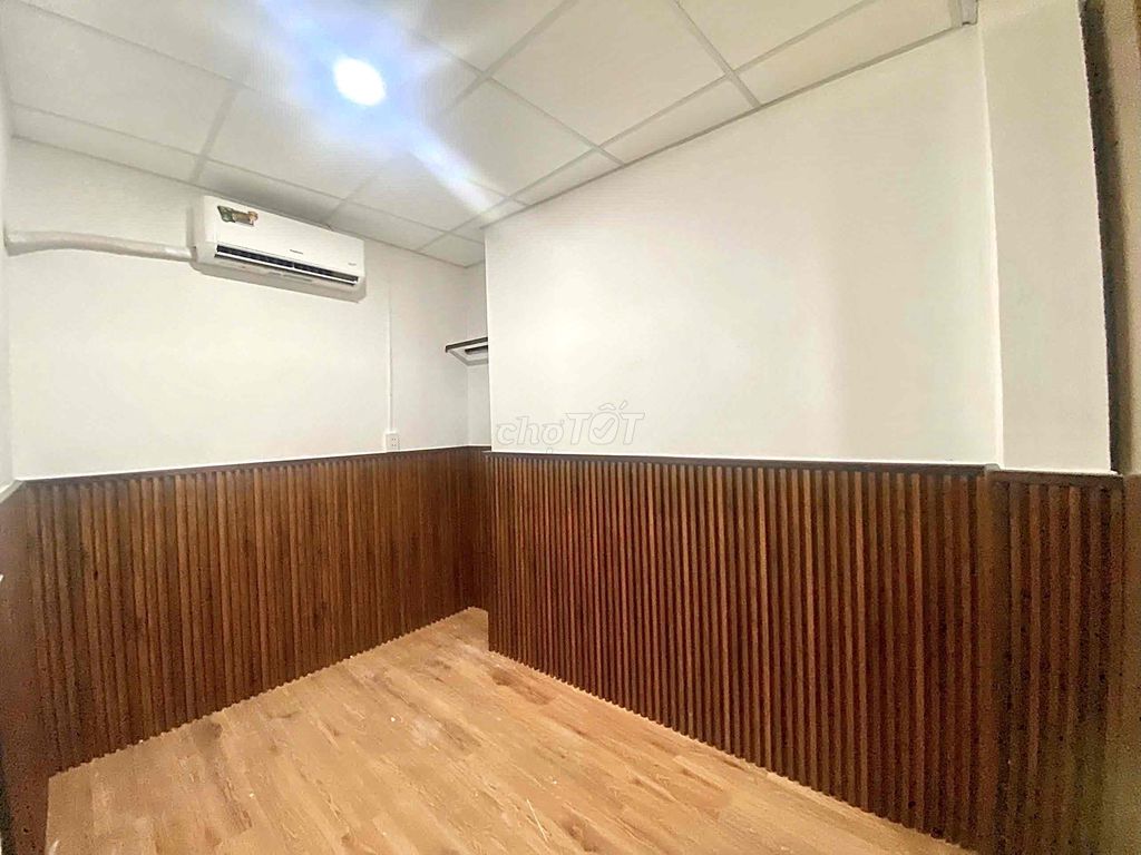 It was the owner who rented a cheap kitchen room in the center.