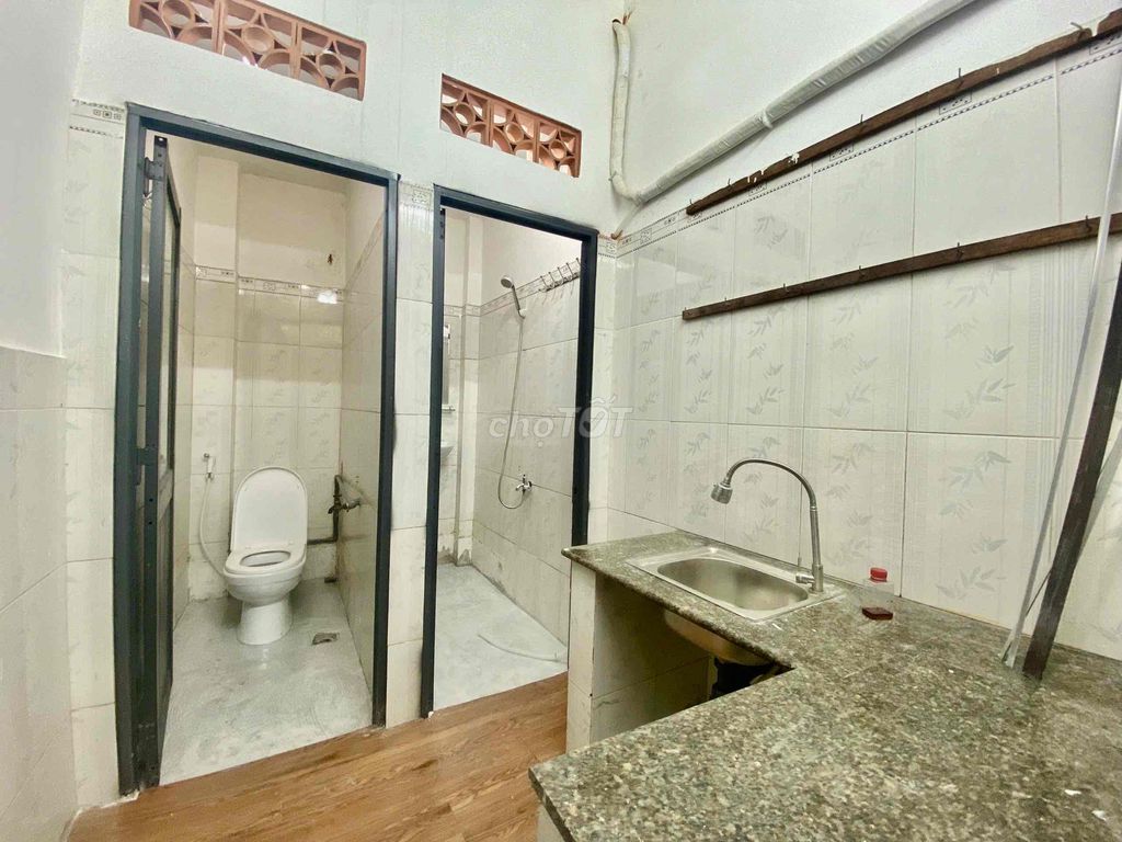 It was the owner who rented a cheap kitchen room in the center.
