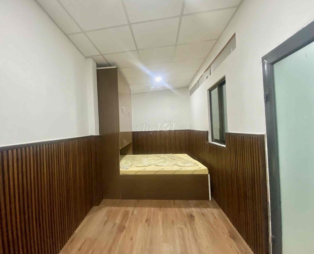 It was the owner who rented a cheap kitchen room in the center.