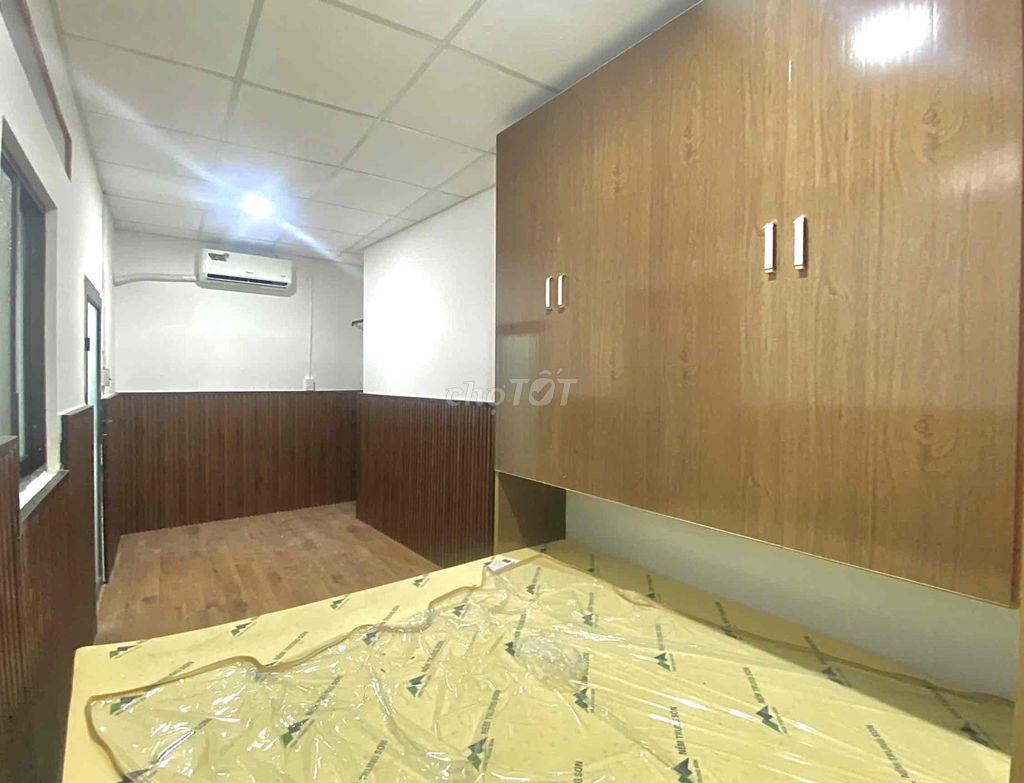 It was the owner who rented a cheap kitchen room in the center.