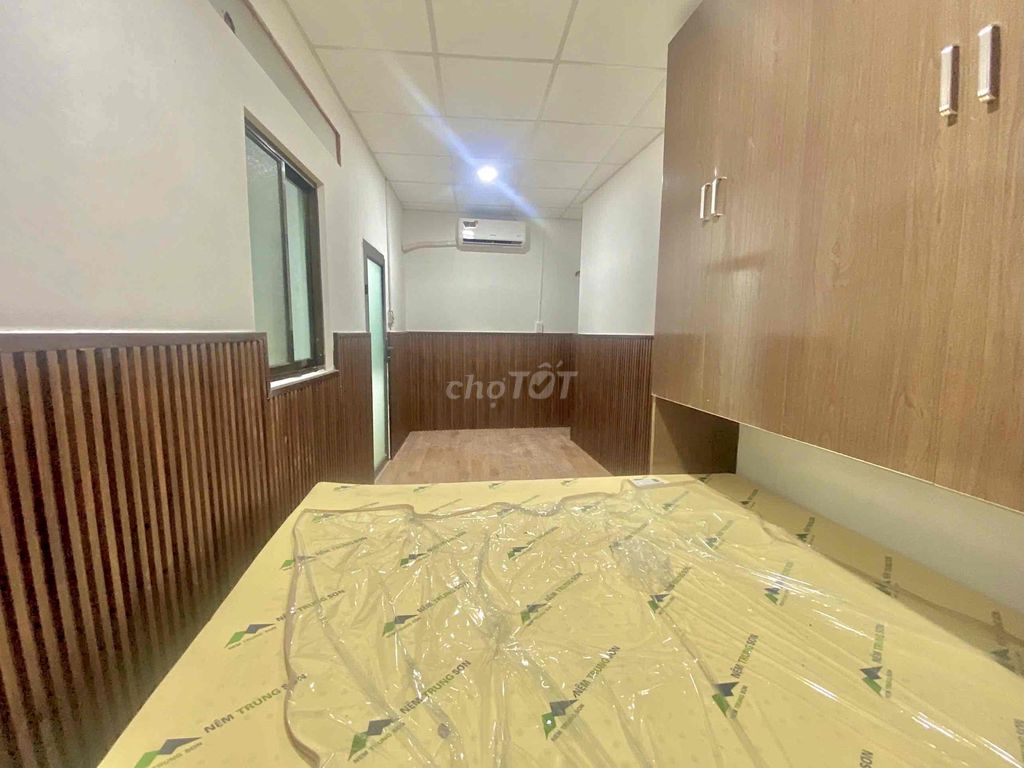 It was the owner who rented a cheap kitchen room in the center.