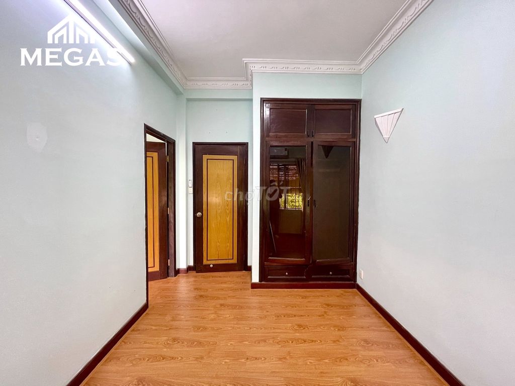 The nice room, the price of hsv.