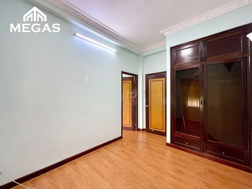 The nice room, the price of hsv.