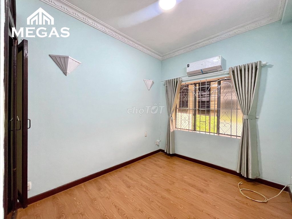 The nice room, the price of hsv.