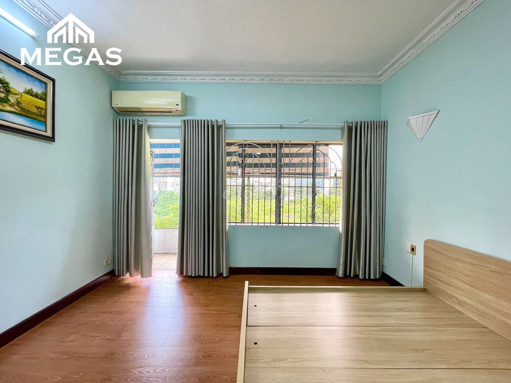 The nice room, the price of hsv.