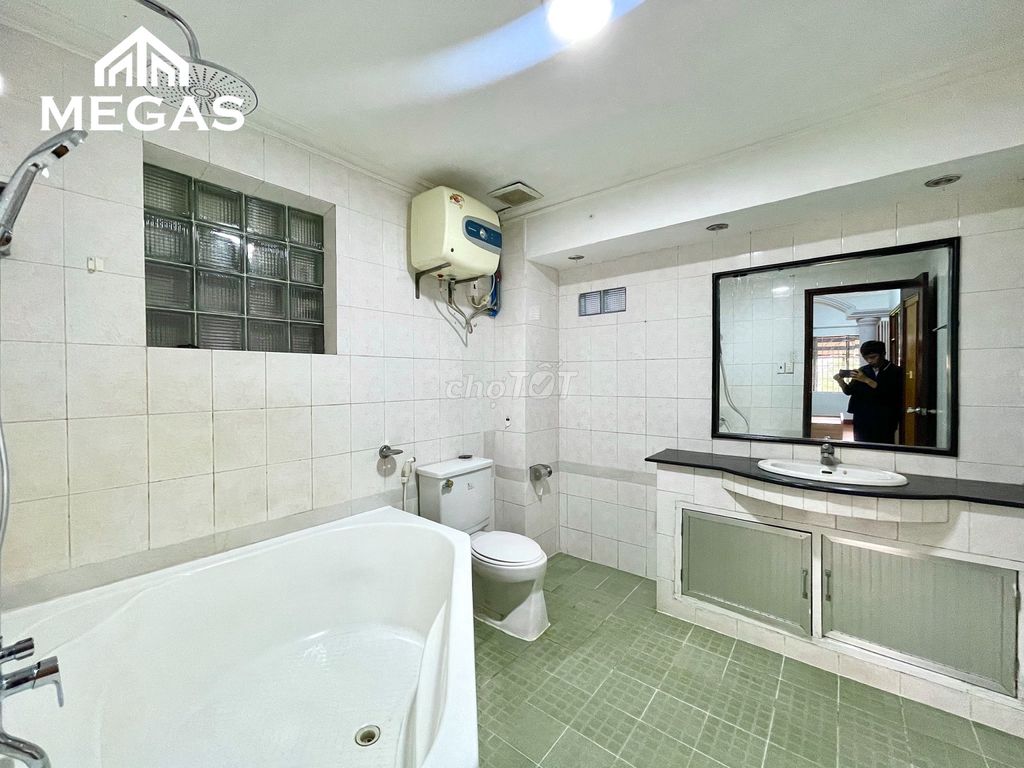 The nice room, the price of hsv.