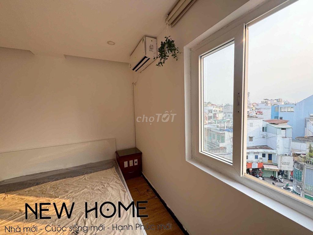 The large sky window studio is near the center of Phú Nhuận-Quu 3.