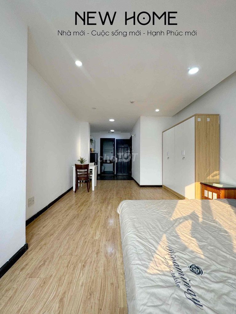 The large sky window studio is near the center of Phú Nhuận-Quu 3.