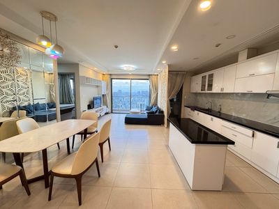 Three view lake bedrooms. Beautiful 4-price district center at 26 million a month.