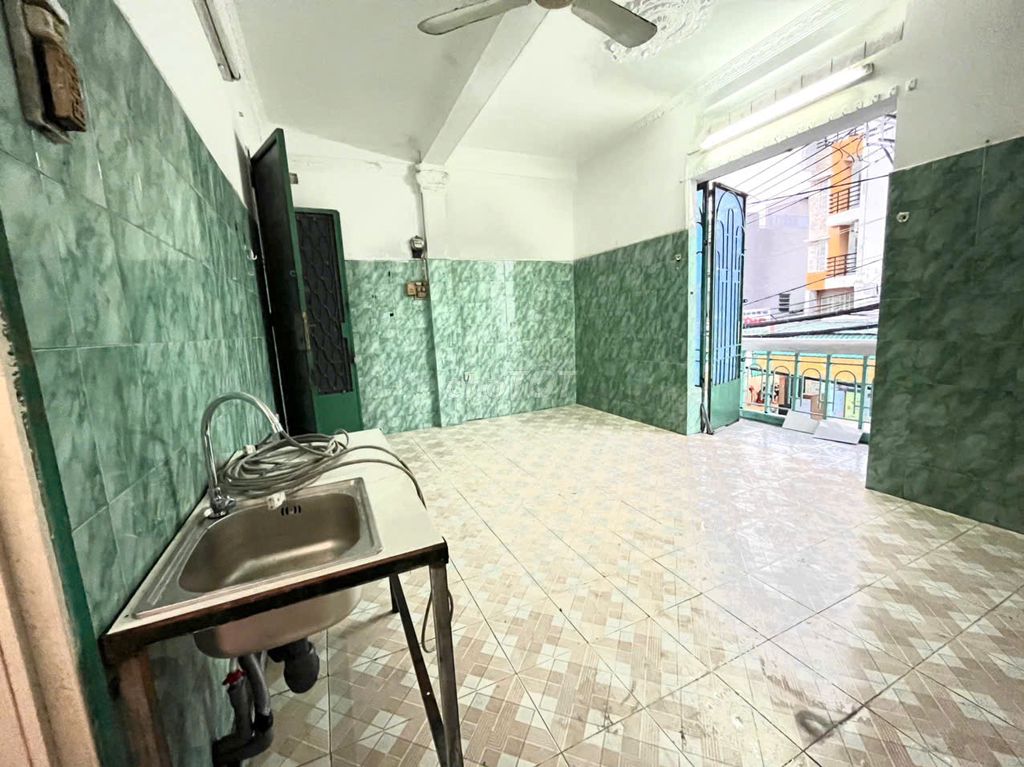 I can rent a free balcony.