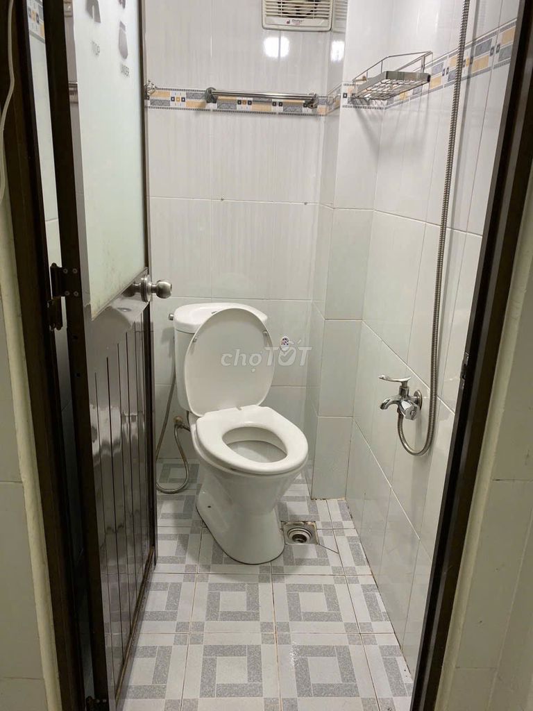 The room is clear on the Y-line, 8th District, 12m2, 2.4 million.