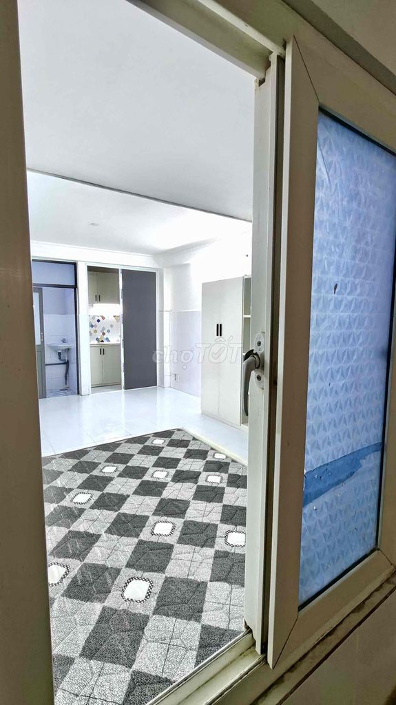 The ground room is 30 M2 -- where five people -- have new furniture -- 5 million and a half.
