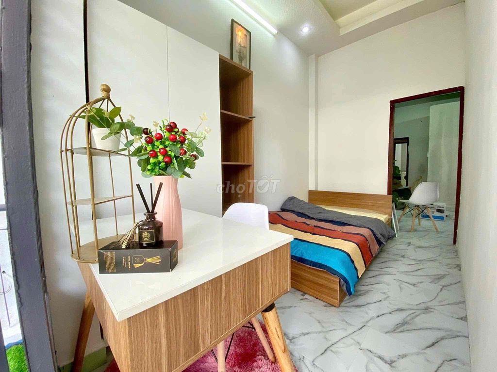 Two big balcony bedrooms, near the seven-e-town low.