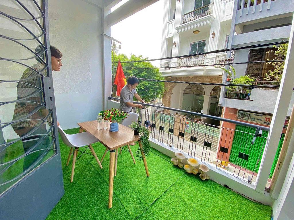 Two big balcony bedrooms, near the seven-e-town low.
