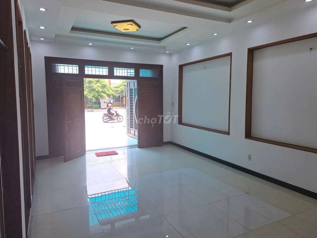 Rent a four-foot-one-two-four-story bedroom 5 ws.