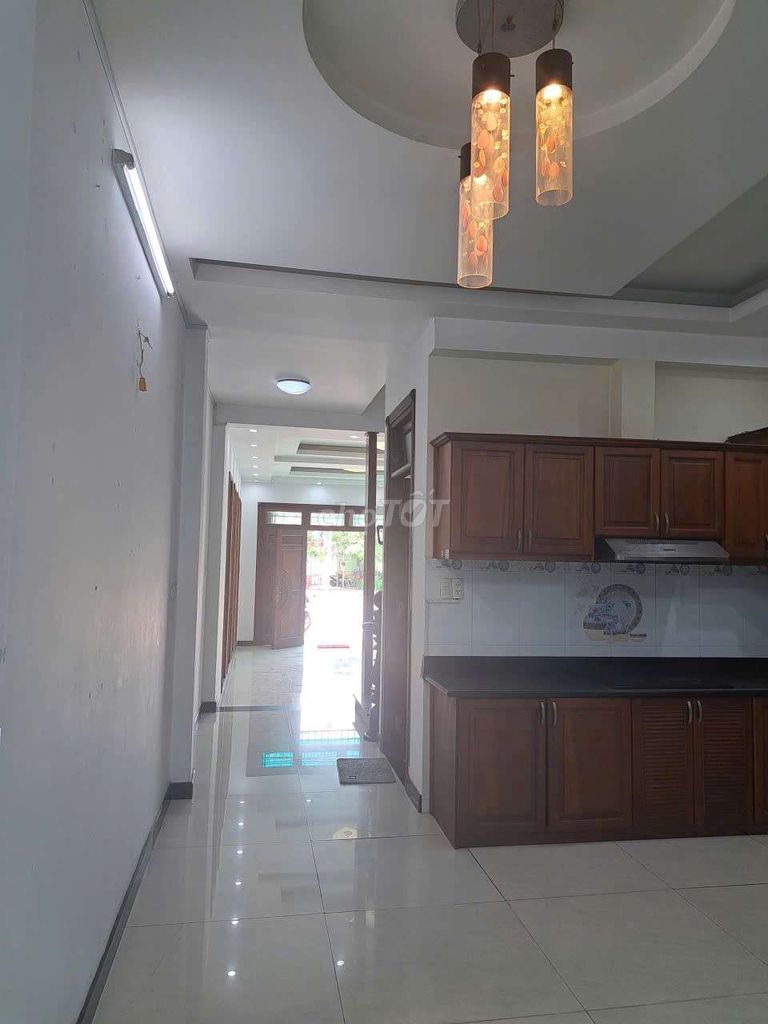 Rent a four-foot-one-two-four-story bedroom 5 ws.
