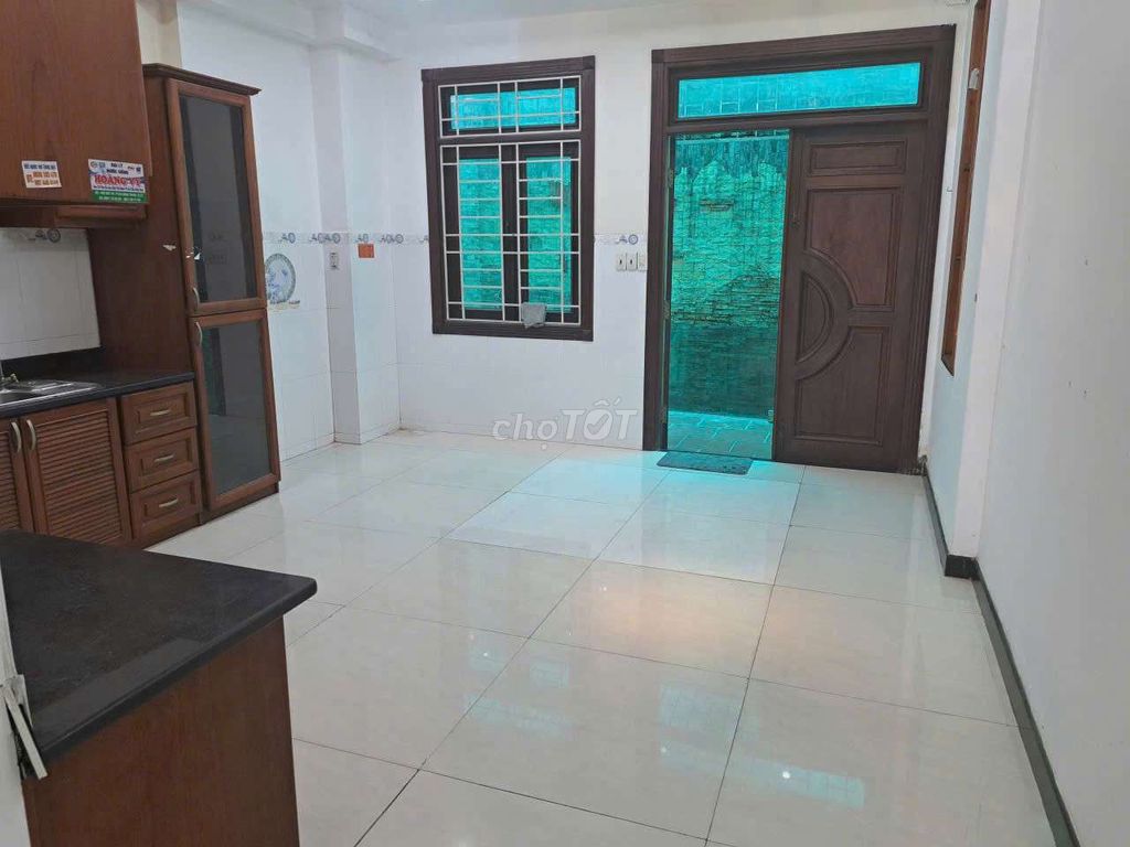 Rent a four-foot-one-two-four-story bedroom 5 ws.