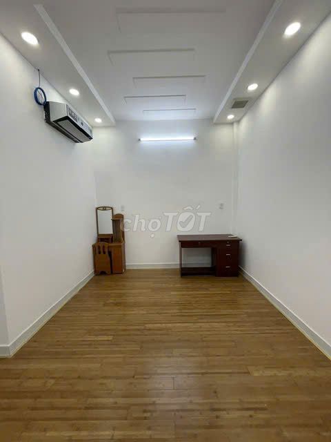 Rent four hundred and fifteen meters, 4-foot street, MDT market, 1 1 st floor.