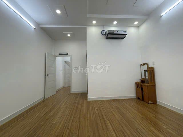 Rent four hundred and fifteen meters, 4-foot street, MDT market, 1 1 st floor.