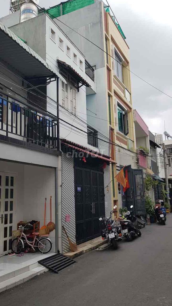 Rent the entire apartment. 1 st floor. 102 Tăng Nhơn Phú A. 9th.