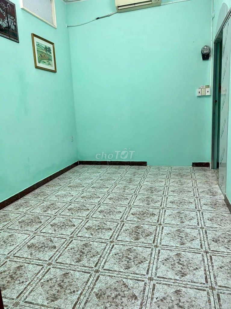 Look for women at the transplant, I've got rooms near Emart Phan Huy Ích.