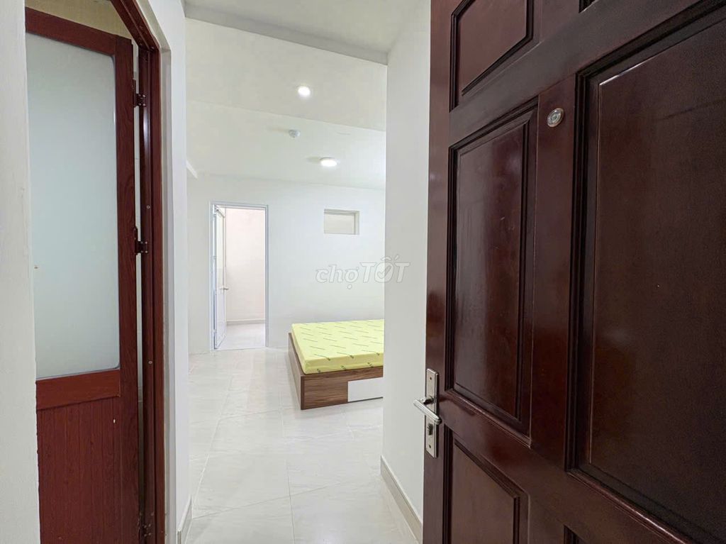 Super. One bedroom, two large windows in District 8.
