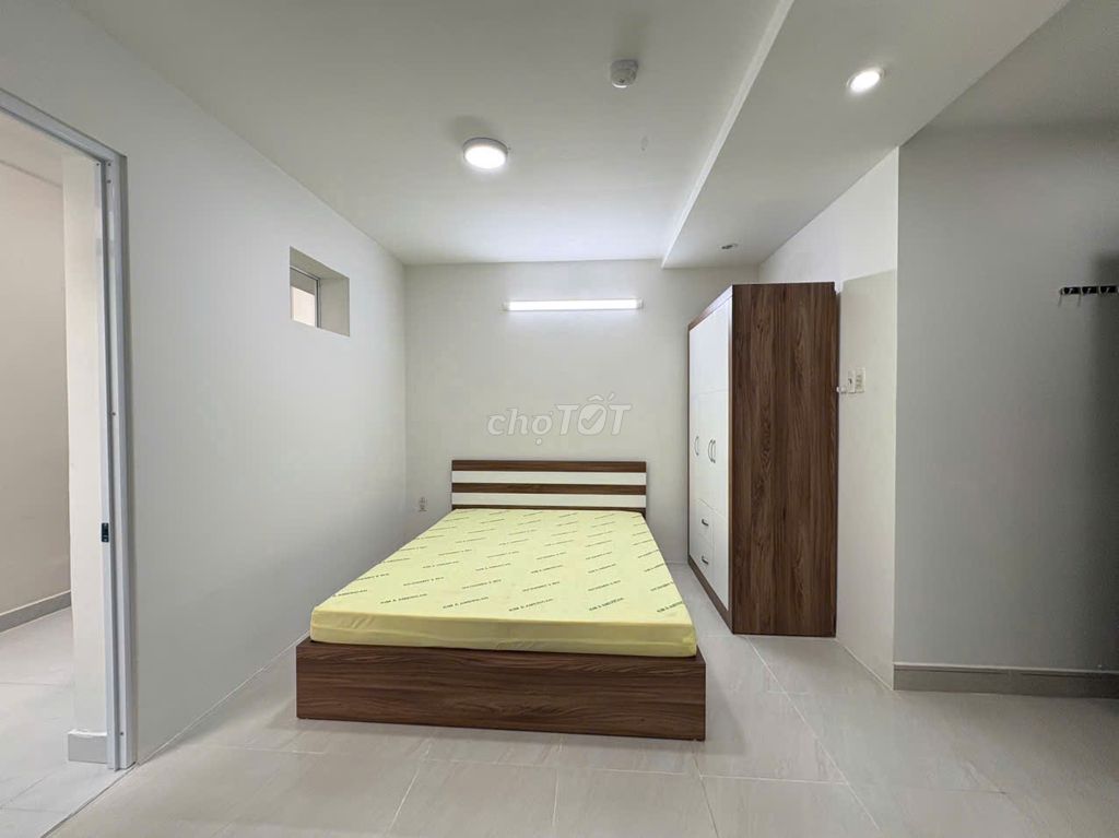 Super. One bedroom, two large windows in District 8.