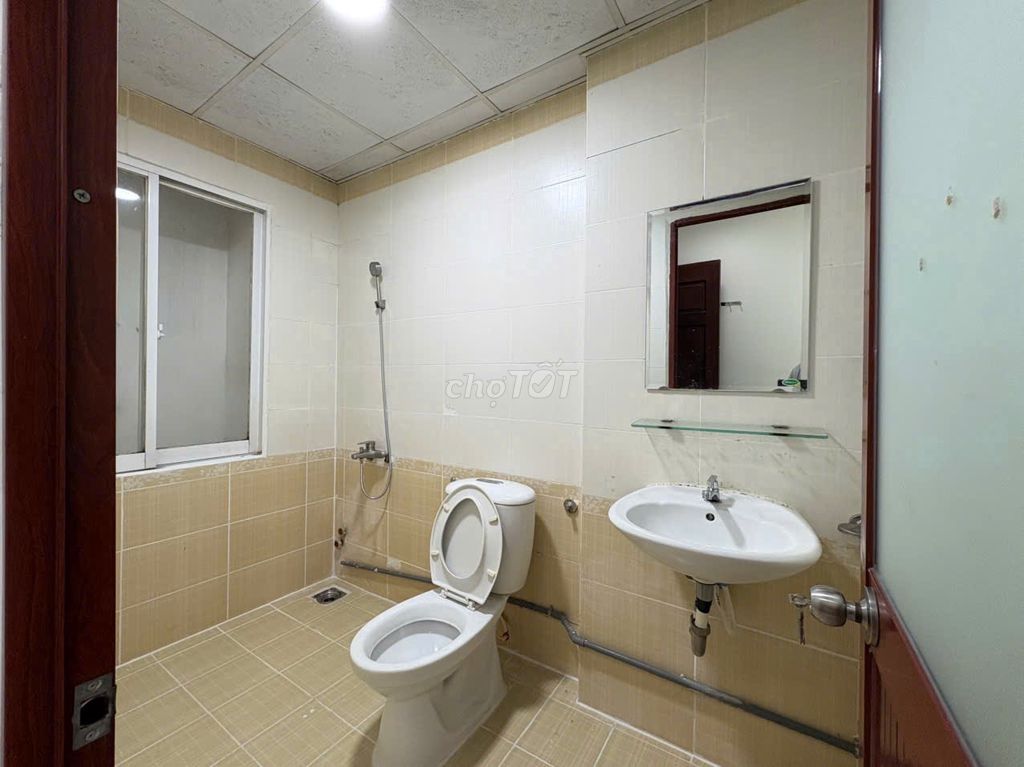 Super. One bedroom, two large windows in District 8.