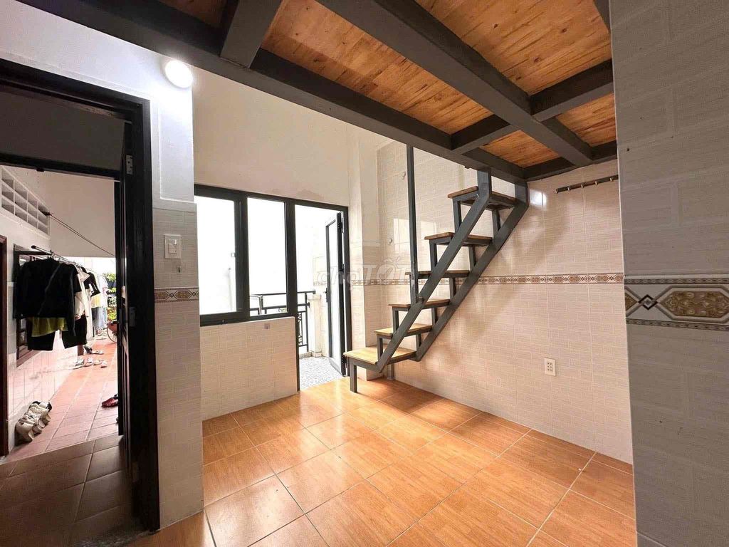 The student room has a Ngay công viên Gia Định balcony.