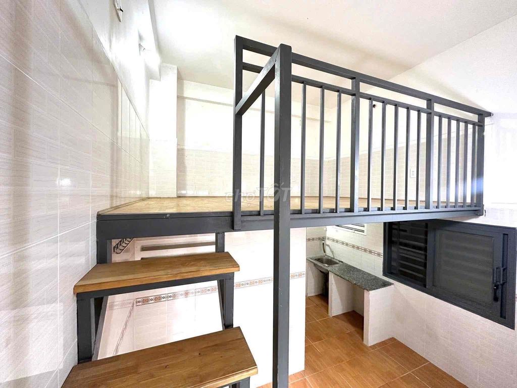 The student room has a Ngay công viên Gia Định balcony.