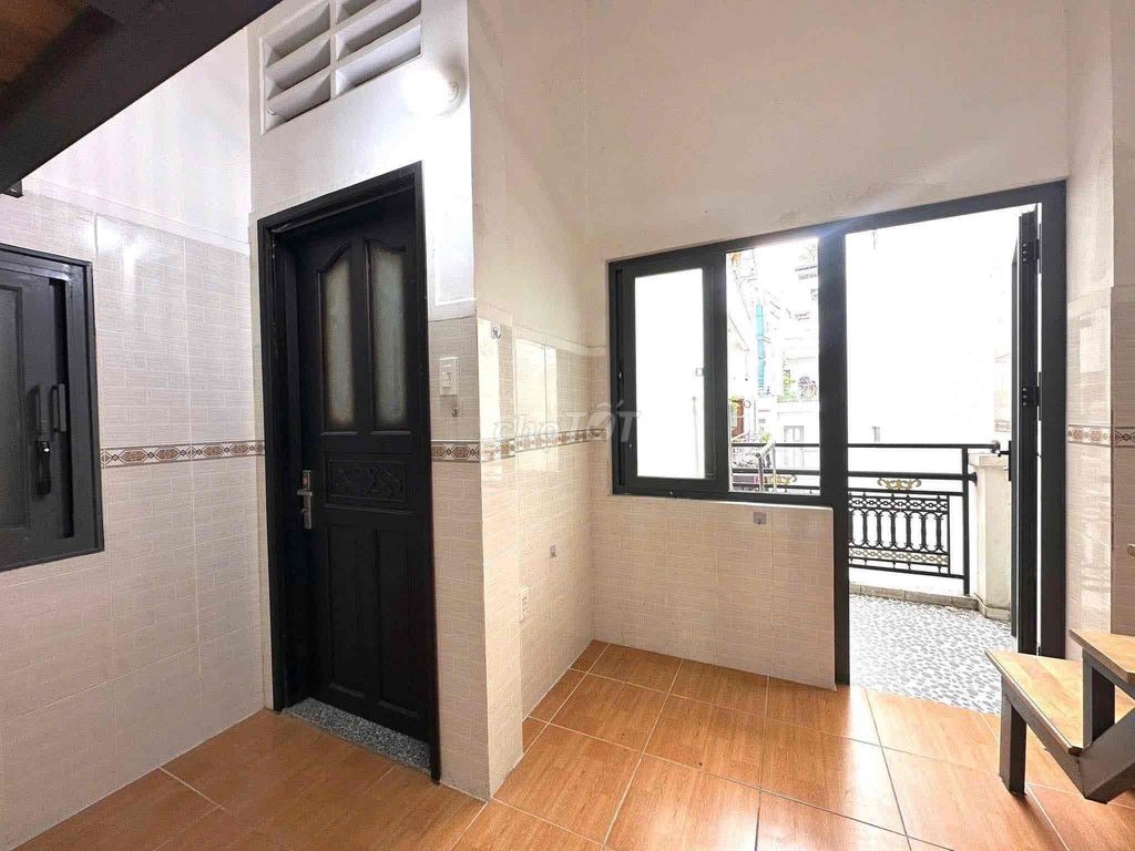 The student room has a Ngay công viên Gia Định balcony.