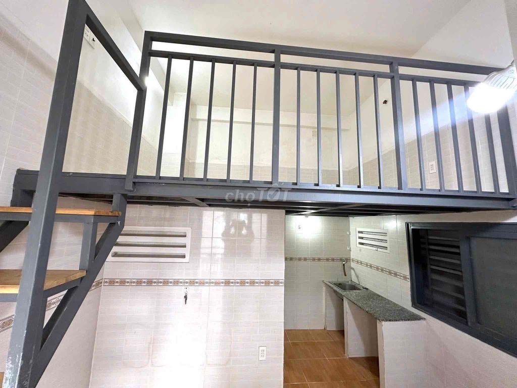 The student room has a Ngay công viên Gia Định balcony.