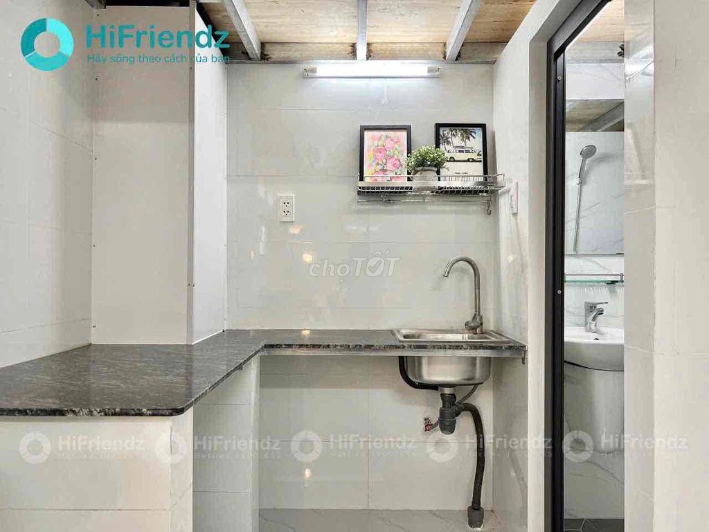 The modern Duprix room -- super cool, wide-split -- elevators.