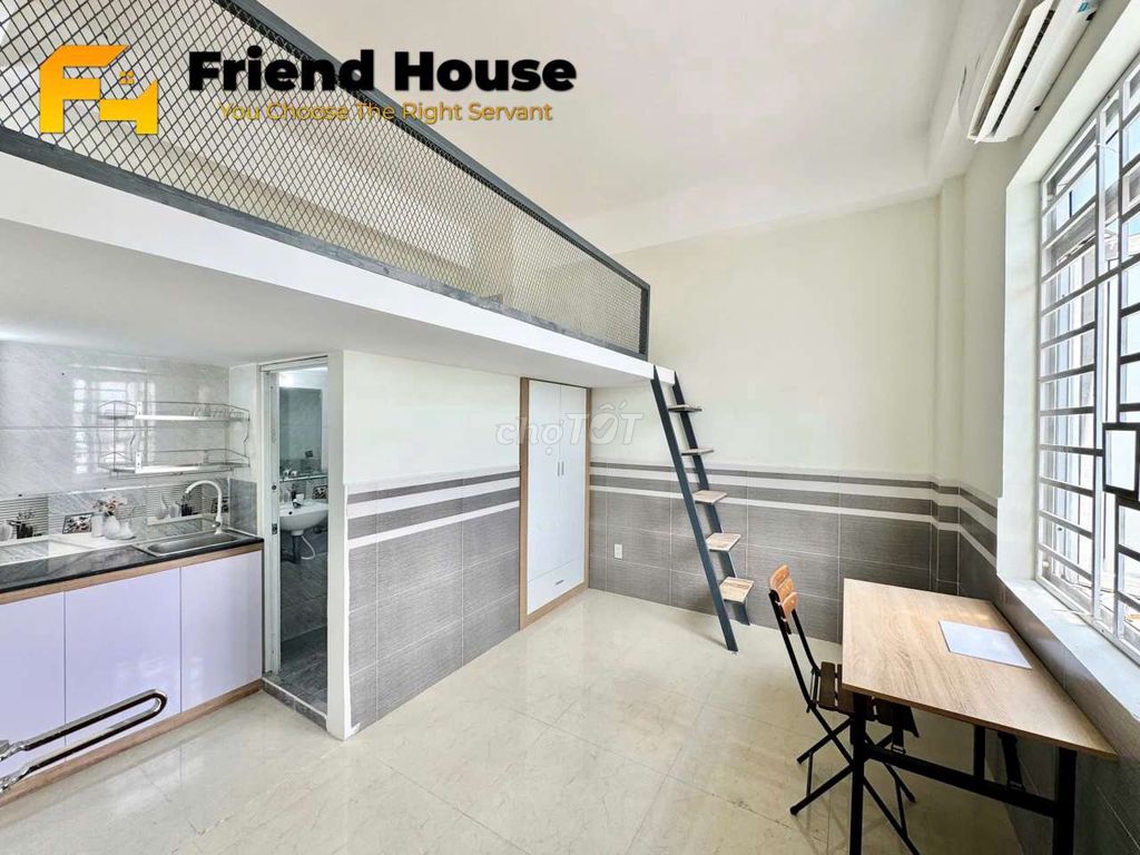 The window room is full of hot water, kitchens, lockers, air conditioning.