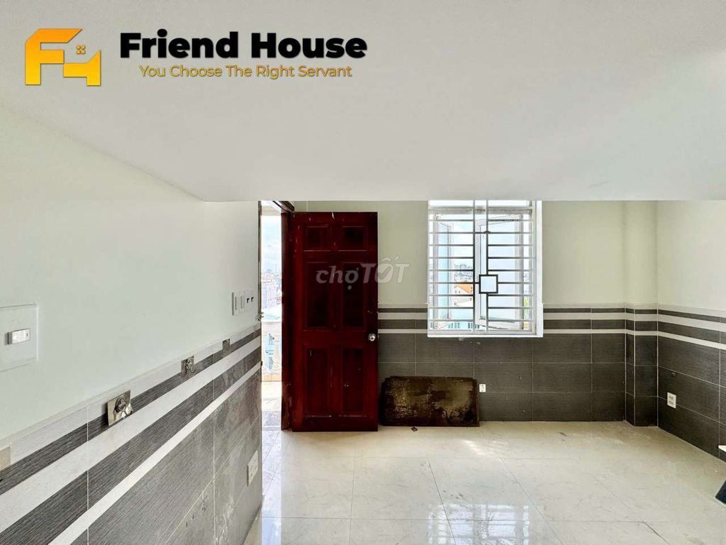 The window room is full of hot water, kitchens, lockers, air conditioning.