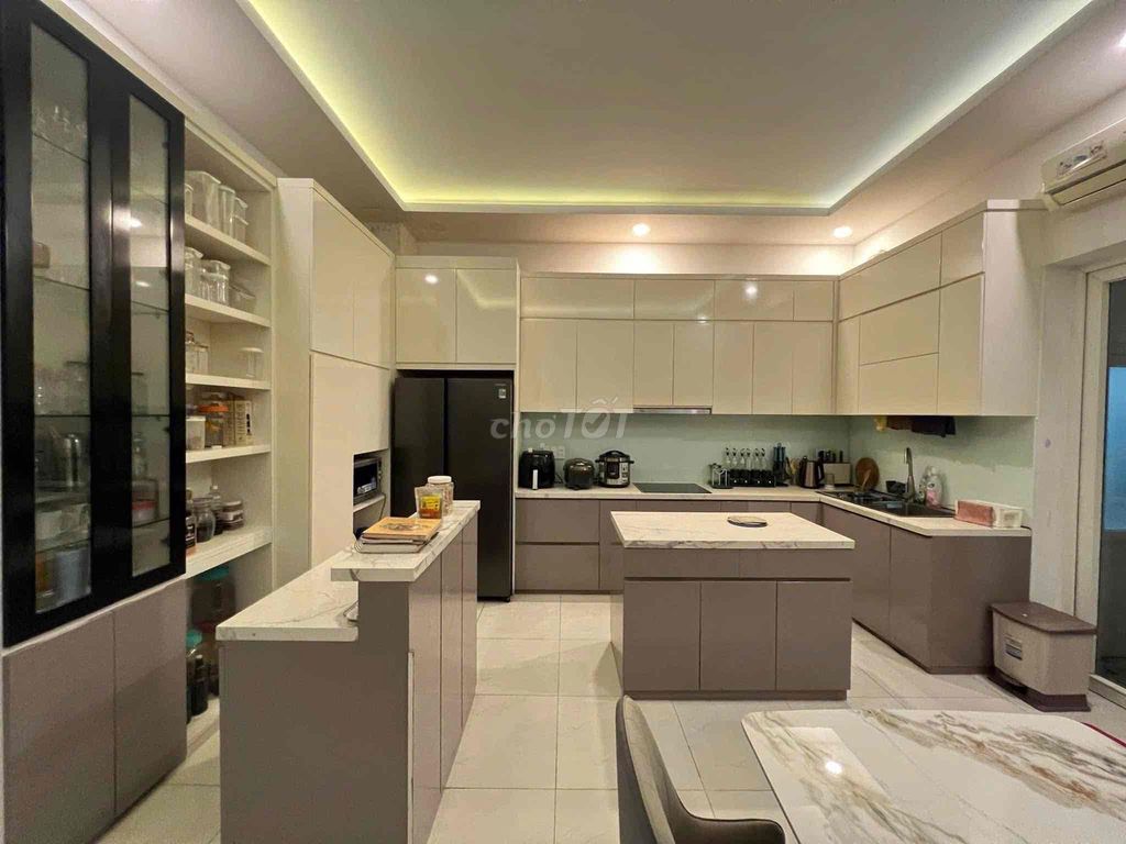 Rent a three-story apartment-- D2 good men, District 9