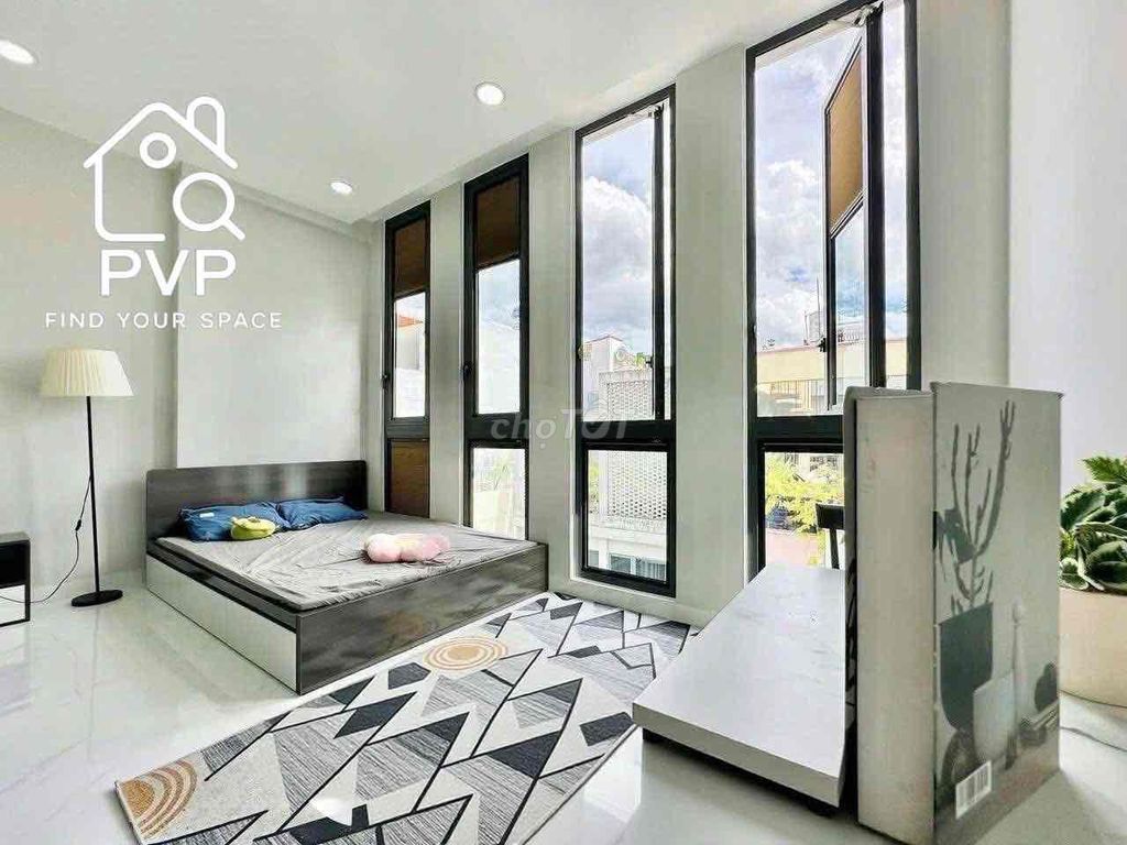 A clear window door with natural light_full interior_Lý Chính Thắng