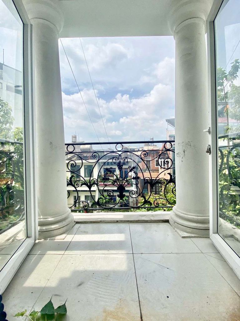 Renting Dupox balcony a few steps from college.