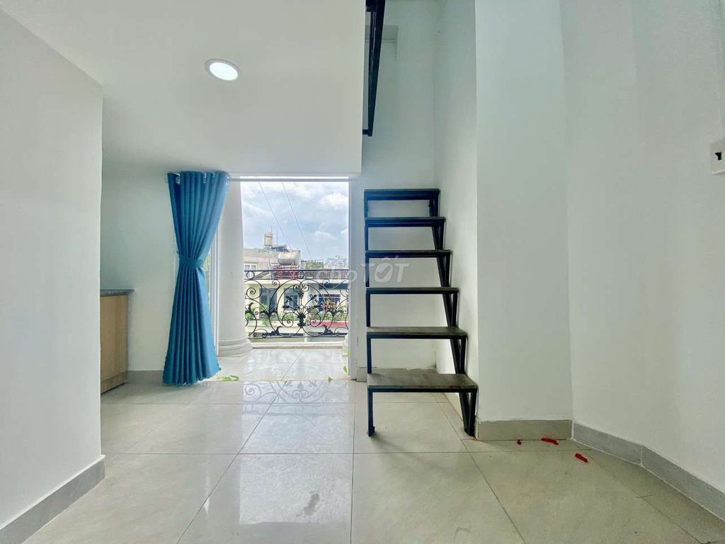 Renting Dupox balcony a few steps from college.