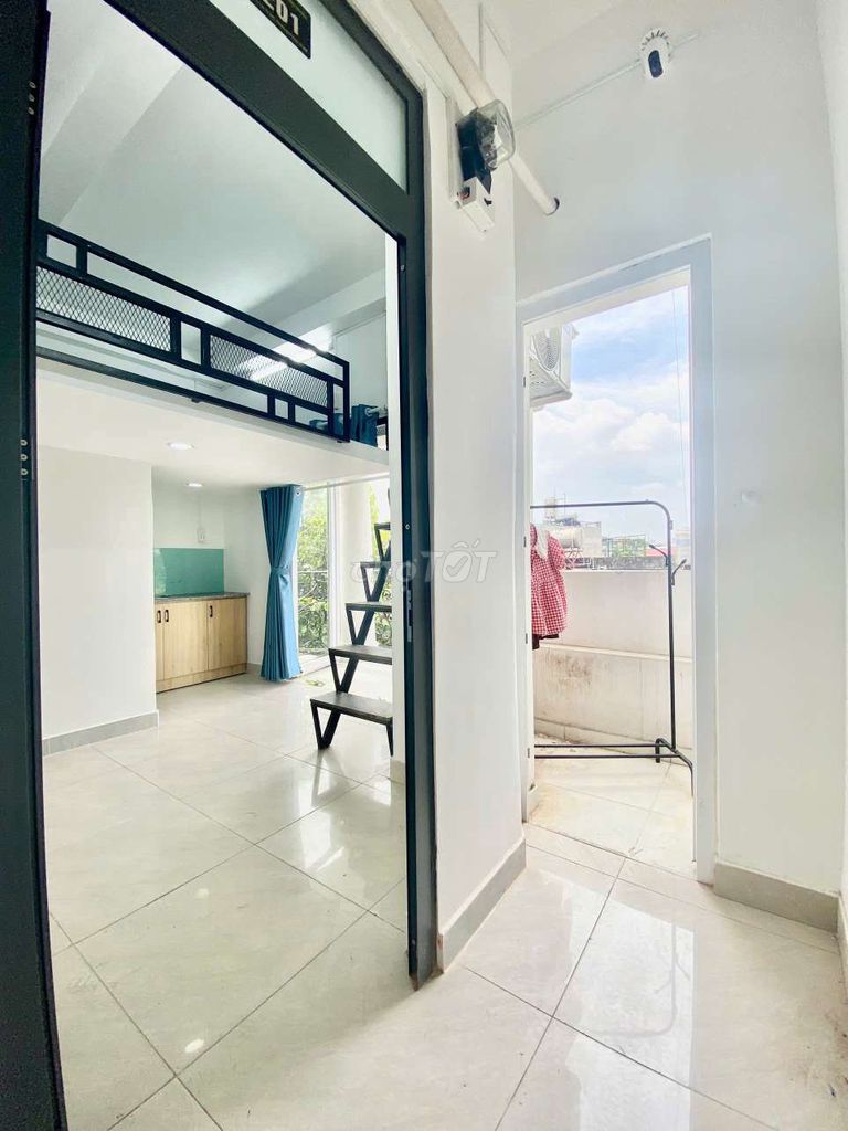Renting Dupox balcony a few steps from college.