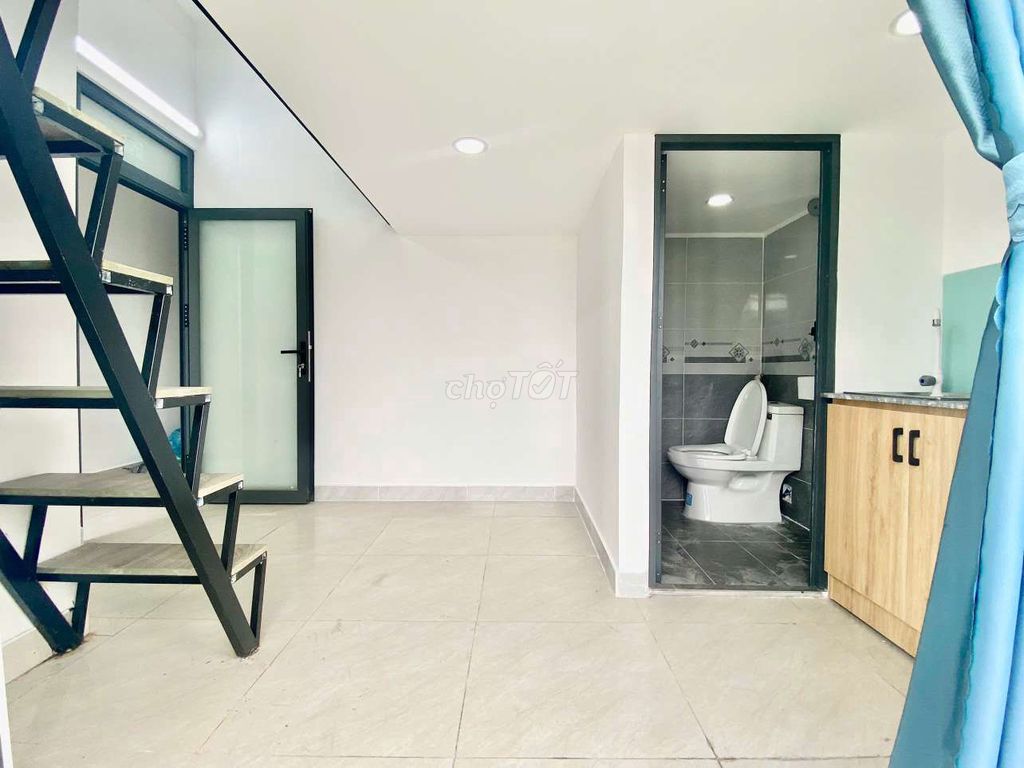 Renting Dupox balcony a few steps from college.