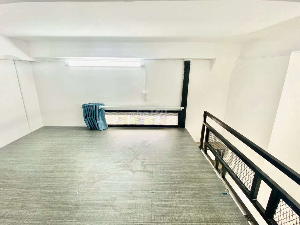 Renting Dupox balcony a few steps from college.