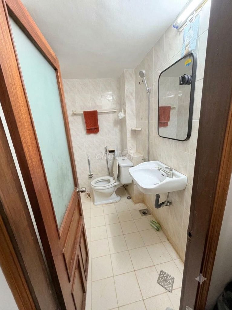 We need to find a male at a ten-volt hostel.