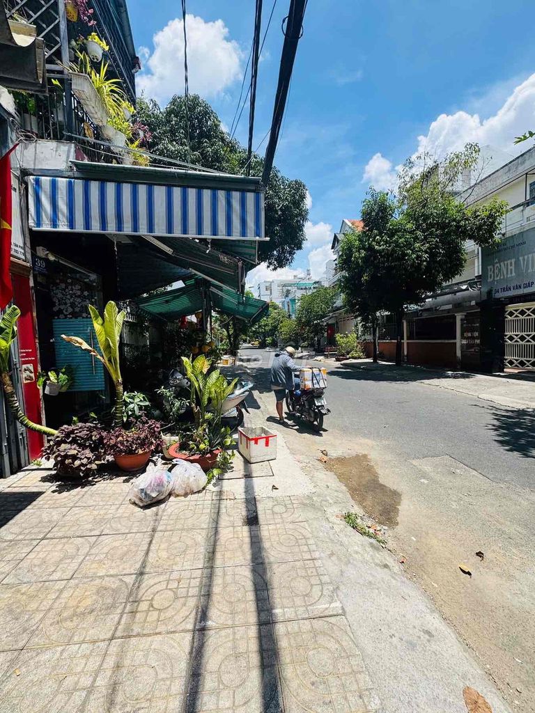 share house 1 room 35m2 air conditioning, hot water.