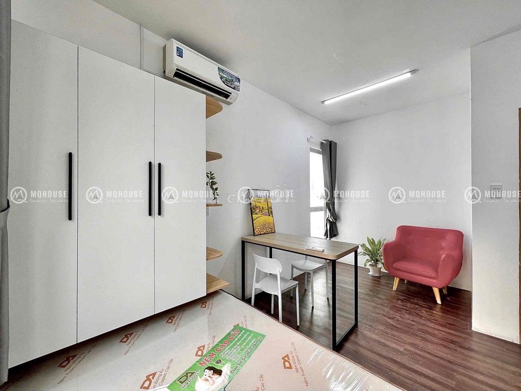 A bedroom has a bandol right here. Cộng Hoà_full interior that doesn't share aeronautiality.