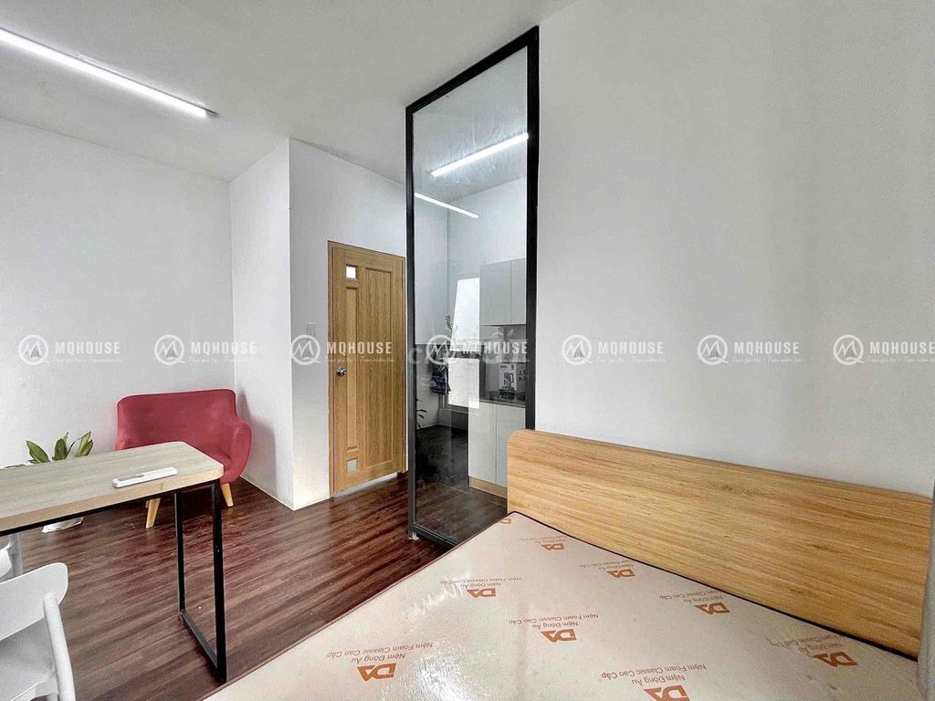 A bedroom has a bandol right here. Cộng Hoà_full interior that doesn't share aeronautiality.